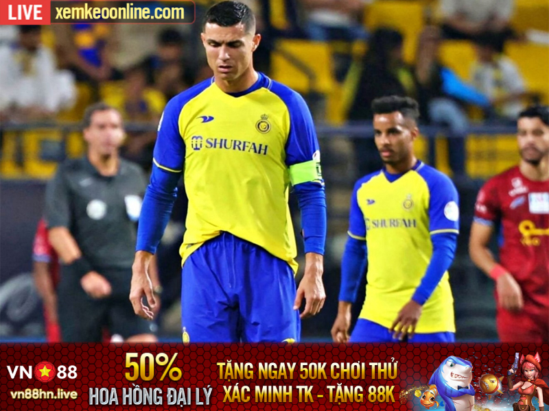 Ronaldo to tiếng với ban huấn luyện trong trận thua